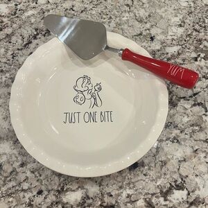 Rae Dunn Snow White pie dish